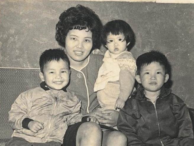 席间大玩「小时候照片猜猜乐」游戏，左一为前党主席朱立伦。（国民党提供）