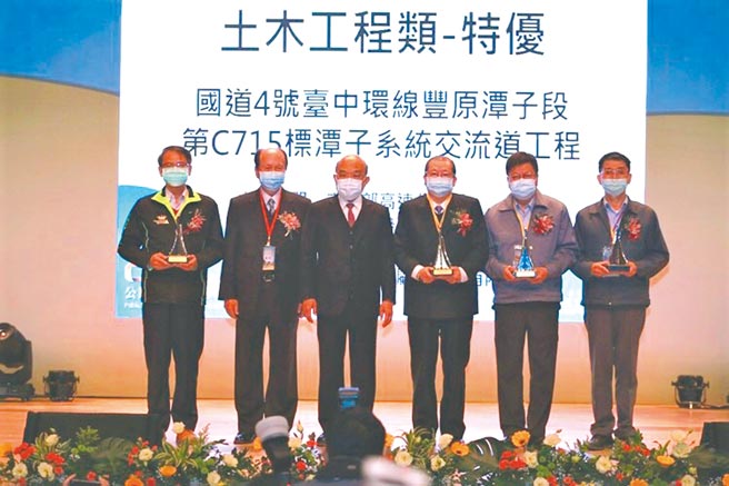 新亚建设董事长邹宏基（右三）与工程团队获行政院院长苏贞昌（左三）颁发第20届公共工程金质奖特优。图／江伟琳