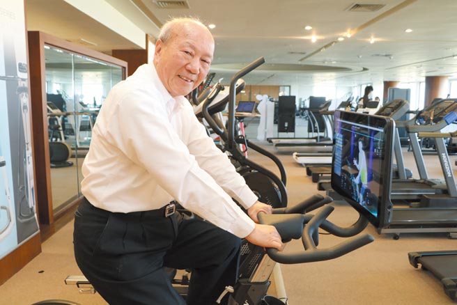 乔山董事长罗崑泉，亲自试骑可进行线上数位健身课程及APP的健身车。图／刘朱松