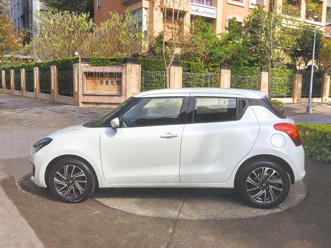 车侧最可全览全新铃木SWIFT的动感线条。新车标配16吋双色调铝圈。图／于模珉