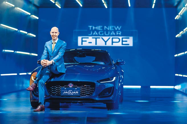 臺灣捷豹路虎總經理Garth Turnbull帥氣發表NEW JAGUAR F-TYPE。圖／業者提供