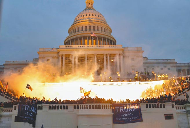 极端川粉攻陷国会，警方被迫使用爆炸装置威吓抗议人潮，国会山庄创下1814年被英军攻陷后，首次被成群暴徒攻入的歷史。（路透）