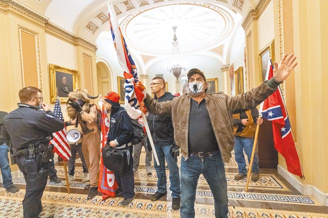 至少百名川粉成功闯入国会，在参议院议事厅外与驻卫警对峙。（美联社）