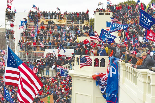 支持川普的群眾不承认败选，强占国会山庄抗议。（路透）