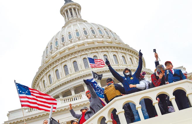 川粉攻占国会山庄抗议。（路透）