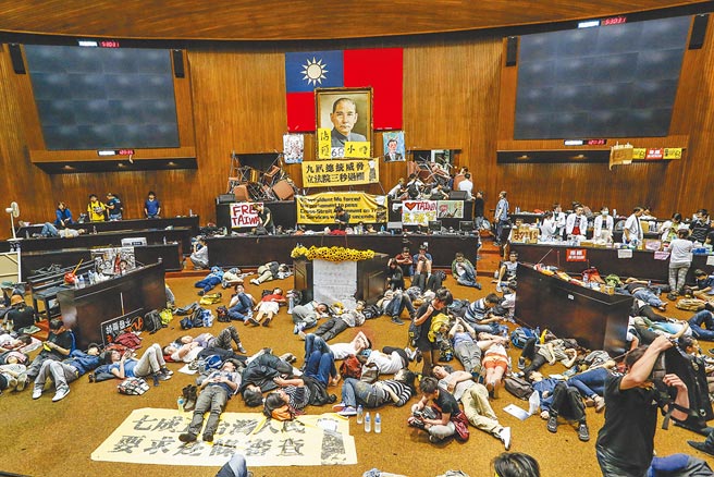 川粉闖進美國國會爆發流血衝突，藍營指宛如美版「太陽花運動」。圖為當年反服貿民眾占領立法院。（本報資料照片）