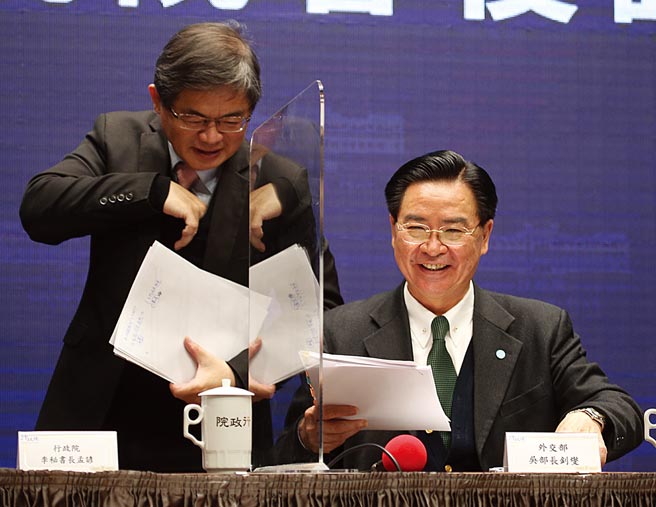 外交部长吴钊燮（右）与行政院秘书长李孟谚7日出席行政院会后记者会，吴钊燮表示「美台政治军事对话」已顺利完成，但相关细节基于台美互信以及外交默契，不便对外透露。（陈君玮摄）