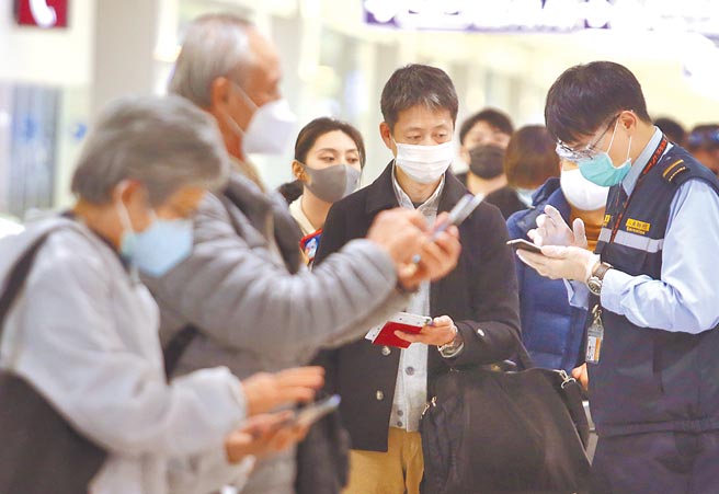 民眾春節返台，在自主健康管理期間即便在包廂內，也不可以外出吃飯，包括年夜飯。圖為剛下機的旅客在防疫人員協助下，上網填寫健康聲明資料。（范揚光攝）