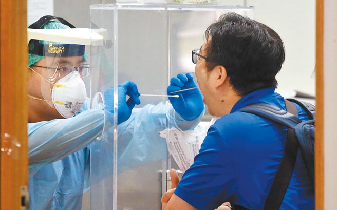 核酸检测自费价格5000~7000元之间，为各国数倍，让不少有阴性检验证明需求的民眾喊贵。（本报资料照片）