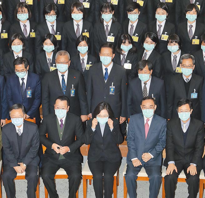 蔡英文總統（前排中）7日出席「法務部調查局第57期調查班結業典禮」，提出三個「務必」期許結業學員，並與學員一起合影。（劉宗龍攝）