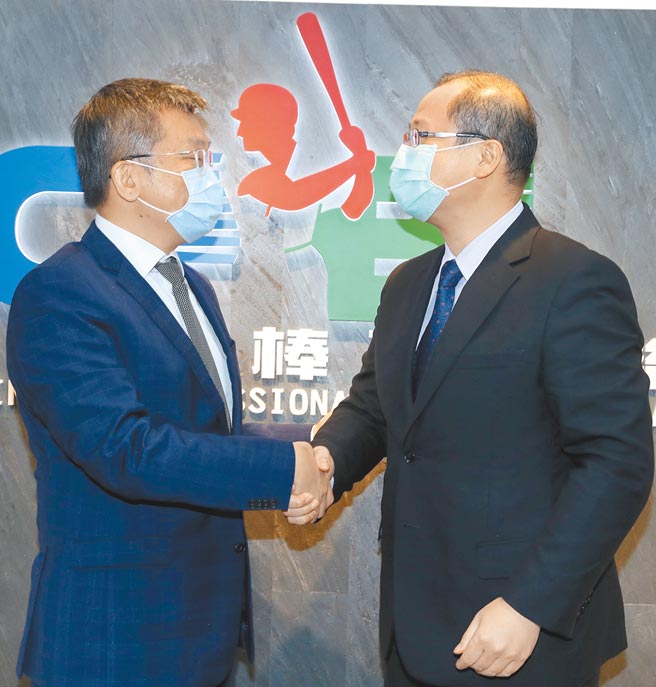 中职新旧会长见面，立法院副院长蔡其昌（左）7日赴中职联盟拜访会长吴志扬（右），向吴请益。（刘宗龙摄）