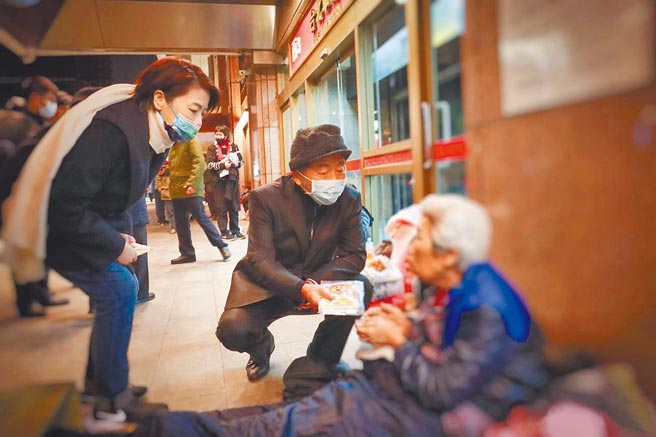 国民两党都积极规画夺回首都，民进党点名卫福部长陈时中（中），台北市长柯文哲则栽培出身亲民党的黄珊珊（左）接班。照片为去年底陈、黄一同夜访台北车站街友。（卫福部提供）