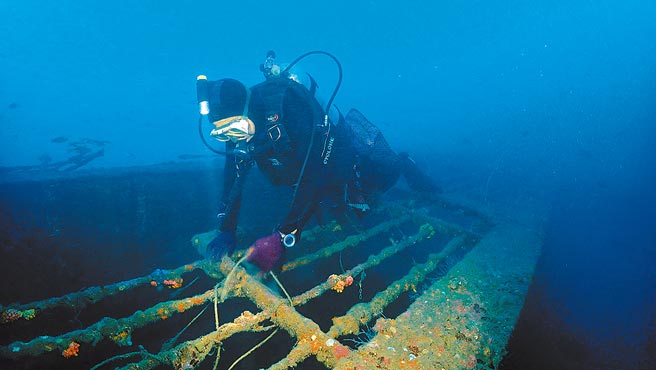 宜兰县政府去年完成清理人工鱼礁区覆网工作，总计清理多达509公斤，今年7月将推行刺网渔具实名制政策。（宜兰县政府提供／李忠一宜兰传真）