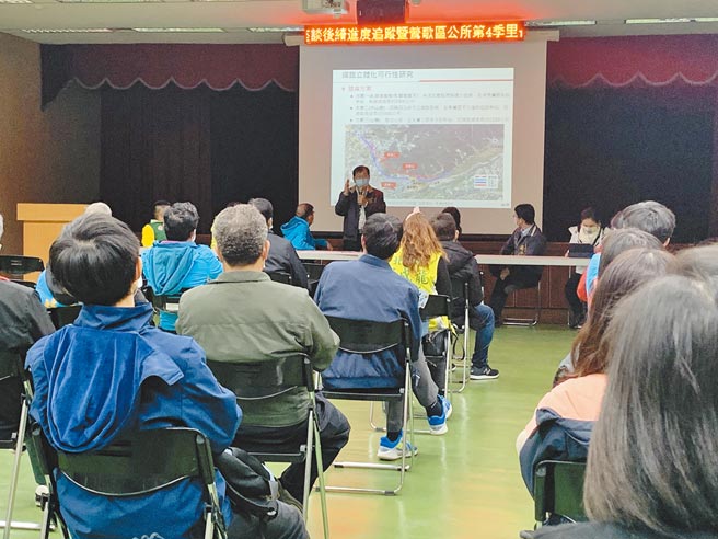 鶯歌鐵路地下化有望重啟，初步規畫將打通北側山坡新闢隧道，並於北鶯公園後方重新設站，新北市捷運局與台鐵局日前在鶯歌區公所舉辦首場公聽會。（許哲瑗攝）