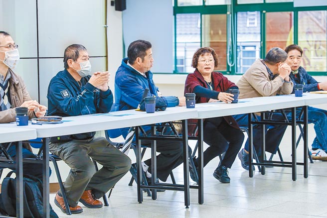 立委洪孟楷与行动村里公益平台执行长林攸信，5日在林口区里长说明会上说明平安箱的用途和领取方式。（洪孟楷服务处提供／李俊淇新北传真）