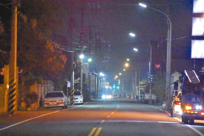 竹东镇公所、峨眉乡公所疑因水银灯落日计画涉弊，7日遭到搜索。（翻摄照片／庄旻静新竹传真）