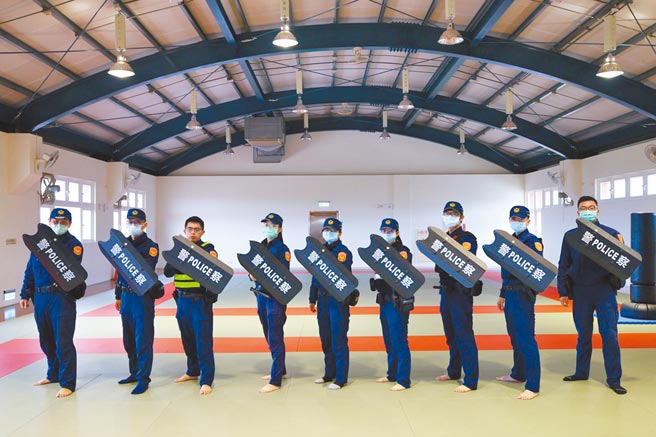 埔里警分局7日添购新装备「防暴臂盾」给第一线执勤的员警使用。（埔里警分局提供／黄立杰南投传真）