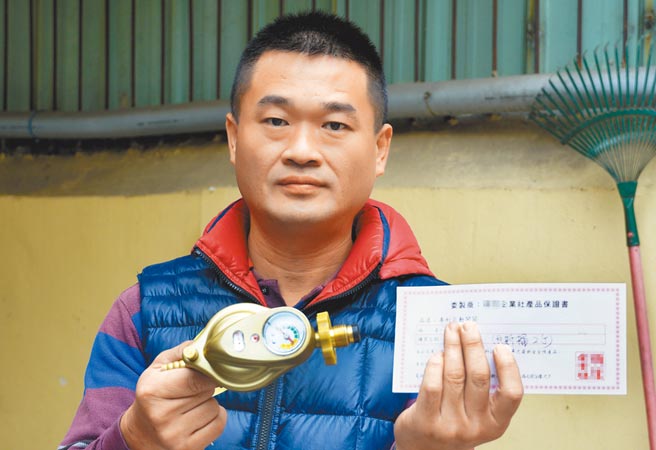 台中市大里区6日晚发生某团体推销高于市价许多的瓦斯防震器，立仁里长郑伯其呼吁民眾勿受骗。（黄国峰摄）