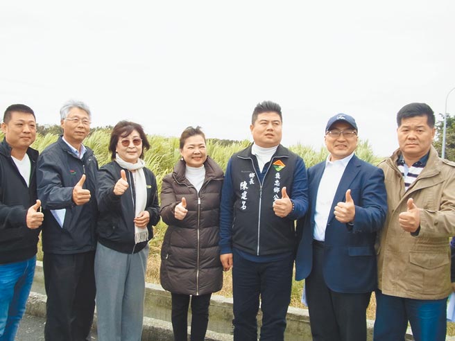 经济部长王美花（左一）勘查云林县褒忠循环经济产业园区，宣布预计今年底动工。（张朝欣摄）