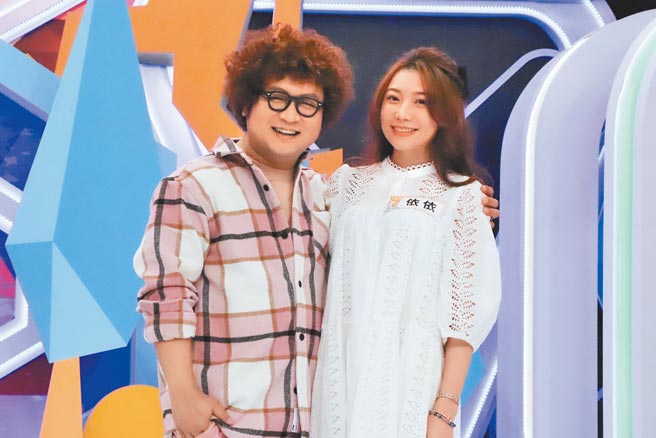 纳豆（左）、依依昨甜蜜同框。（中天综合台提供）