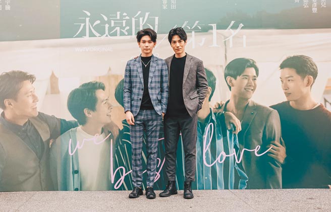 林子闳（右）与杨宇腾首度挑战耽美BL题材，在剧中谈男男恋。（WeTV、结果娱乐提供）