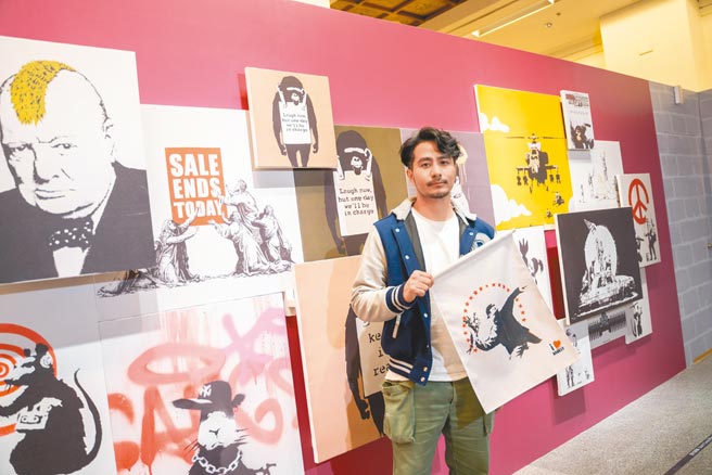 郭彥甫昨搶看BANKSY特展。（寬宏藝術提供）