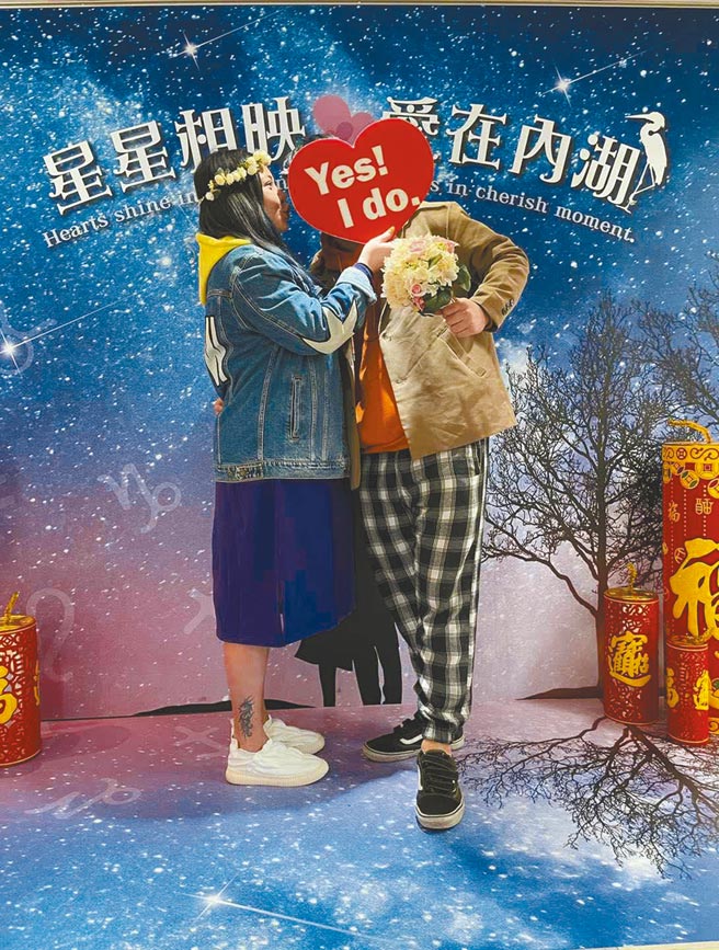 小甜甜（左）昨登记结婚，也晒超音波照宣布怀孕3个月。（摘自脸书）