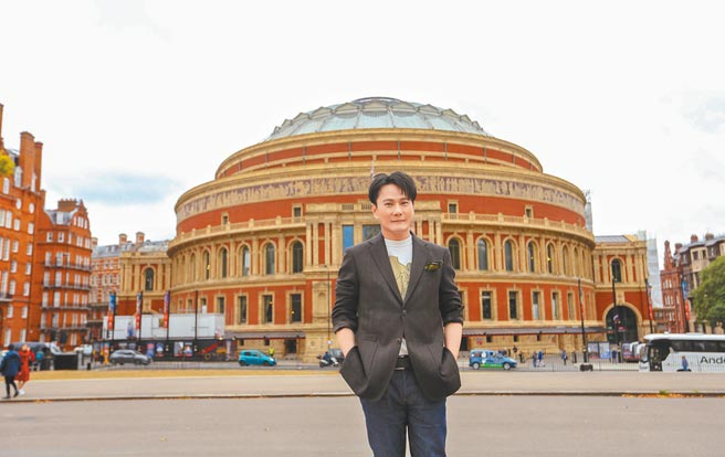 张信哲特地录制影片祝福盖瑞巴洛。（潮水音乐提供）