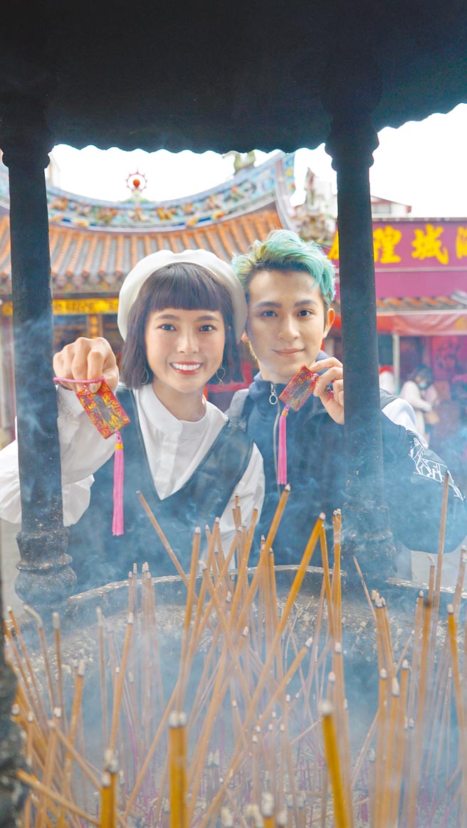 黄沐妍（左）与林晖闵昨到台北霞海城隍庙拜月老求桃花。（台北市电影委员会提供）