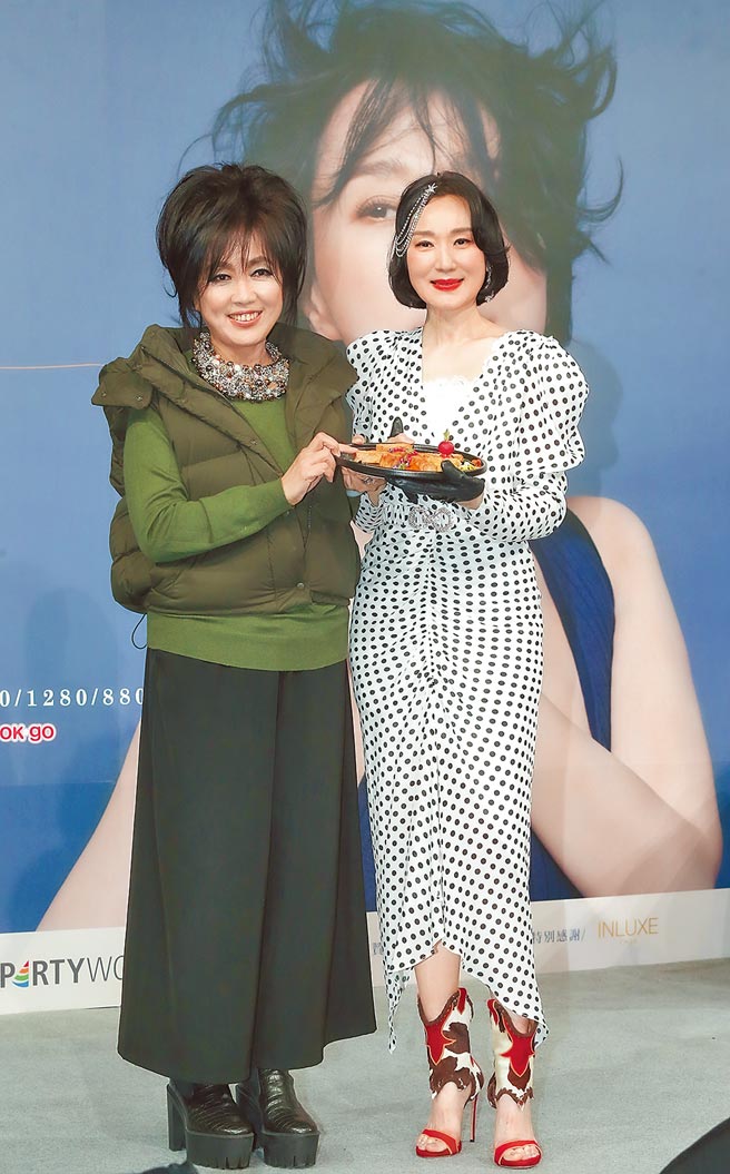 坣娜（右）將開唱，好友齊豫昨驚喜現身。（盧禕祺攝）