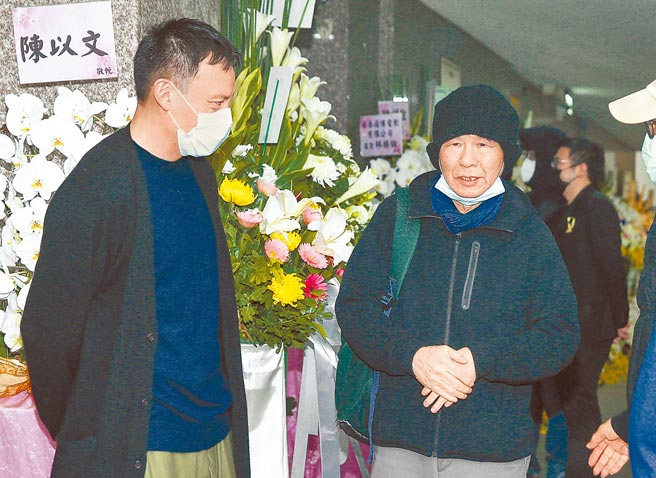 侯孝賢（右）、張震出席製片張華坤告別式。（粘耿豪攝）