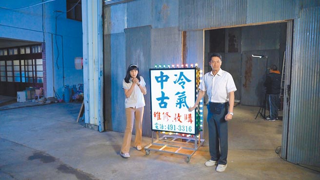 洪小鈴（左）與周詠軒在10度低溫穿短袖拍戲。（大愛電視台提供）