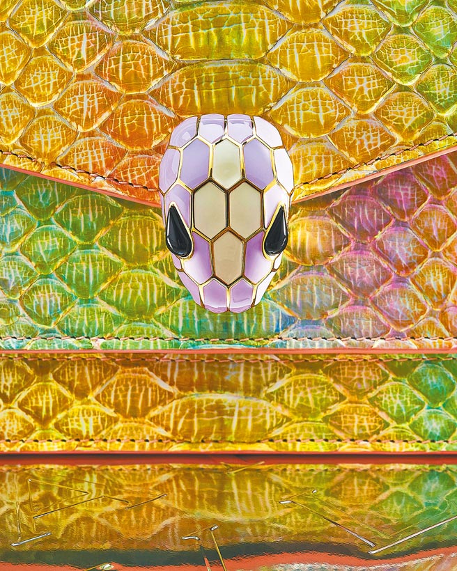 宝格丽春夏配件色彩缤纷，包面如闪耀宝石般的光芒， Serpenti Forever Spring Shade Python粉彩蟒蛇皮肩背包，约15万1400元。（BVLGARI提供）
