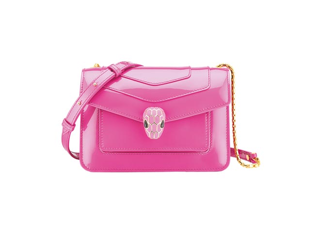 宝格丽Serpenti Forever洋红尖晶石色小牛皮肩背包，约8万8800元。（BVLGARI提供）