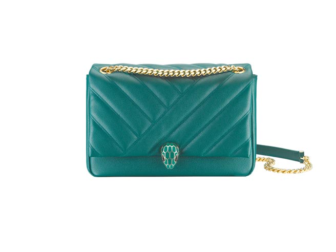 宝格丽Serpenti Cabochon森林祖母绿色小牛皮肩背包，7万7300元。（BVLGARI提供）