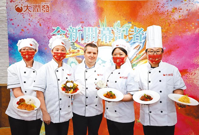 米其林2星级主厨Michel Bru（中）进驻大润发中和店设计餐点，让消费者用平价享用顶级料理。（大润发提供）