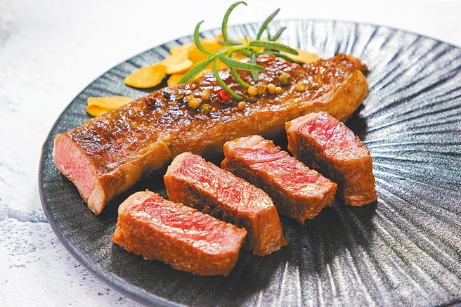 爱买「霜降牛排」，每份以重量计价，+30元可享代客料理。（爱买提供）