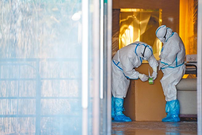 陸人返鄉須做好隔離，圖為2020年12月31日，北京順義區一處隔離酒店，醫護人員在隔離區密封用於裝醫療垃圾的紙箱。（新華社）