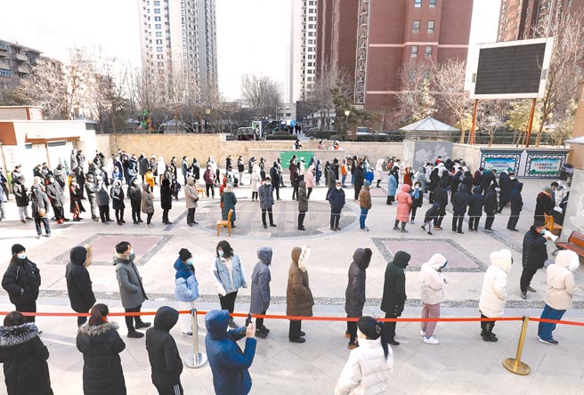 多地爆發新疫情，1月6日，在石家莊市橋西區天滋嘉鯉社區，居民排隊等待接受核酸檢測。（新華社）