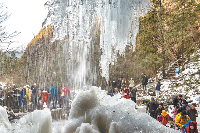 1月3日，游客在浙江余姚市四明山鹁鸪岩欣赏冰瀑。 （新华社）