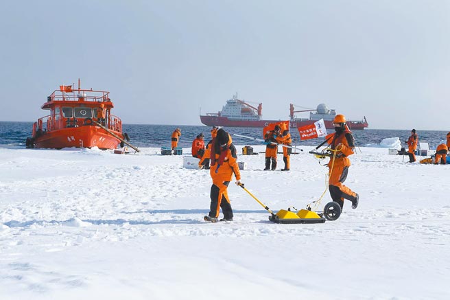 北极温度升高海冰减少，是强寒潮发生的背景。图为大陆北极科考队观测冰雪厚度。（新华社）
