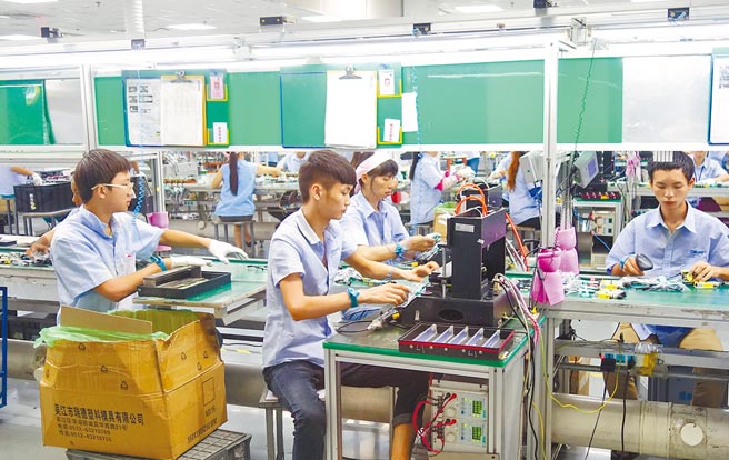 重庆江津区一家笔记本电脑配件企业的工人们在流水线上工作。（新华社资料照片）
