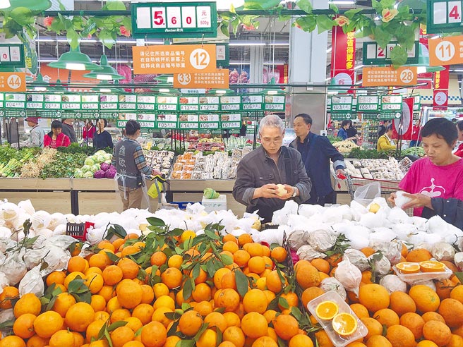 成都市民在一家超市选购水果。（新华社资料照片）
