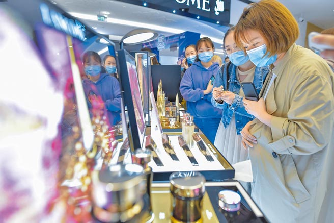 顾客在海口市内免税店购物。（中新社资料照片）