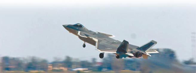 解放军空军发布的影片可见歼-20战机的发动机呈锯齿构型。（影片截图自微博＠空军在线）