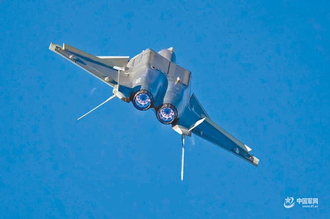 使用俄制发动机的歼-20尾喷管无锯齿状设计。（取自中国军网）