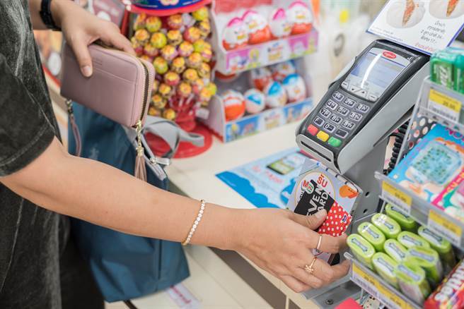 男网友到超商买七星，却正巧碰上幼儿园男童担任一日店长，他急中生智改口「我要2包七七乳加」 (示意图／达志影像)