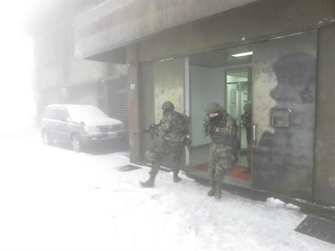  海军高山武装操练 雪地极冻战训画面曝光（中华民国海军提供） 