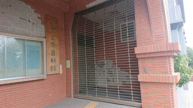 真理大學無預警將台灣文學資料館封館換鎖，讓82歲的榮譽館長張良澤被拒於門外，引發學界譁然。（圖／翻攝自鍾延威臉書）