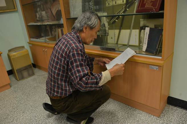 真理大學無預警將台灣文學資料館封館換鎖，讓82歲的榮譽館長張良澤被拒於門外，引發學界譁然。（圖／翻攝自鍾延威臉書）